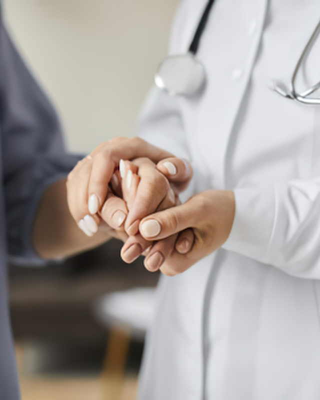 Médico acompañando a una familia asegurada