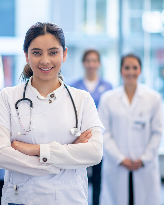 Doctora atendiendo a un paciente con plan individual