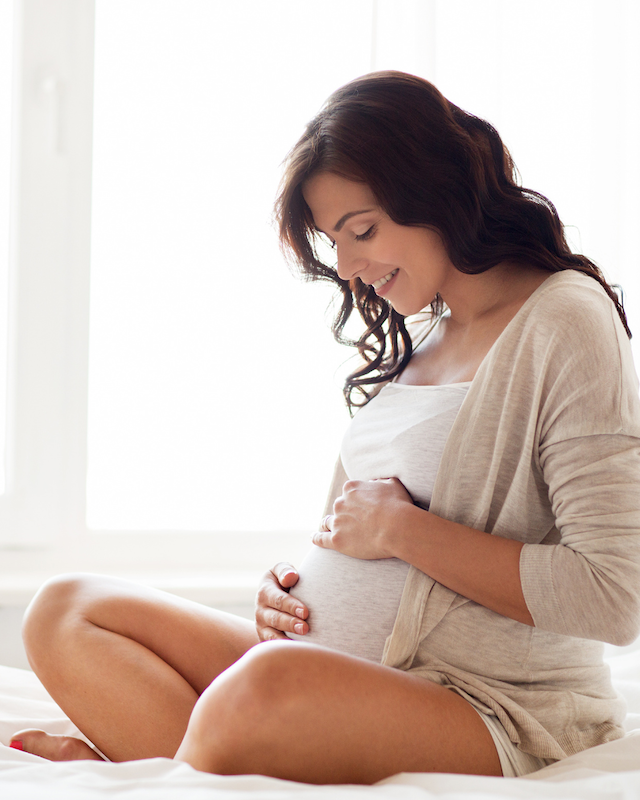 Mujer embarazada protegida con plan de maternidad